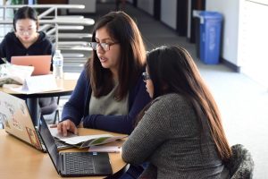 Enseñando: Estudiantes toman ventaja del programa de tutorías ofrecido por el Departamento de Español. Fotos por Allison Gaskill- Fotoperiodista