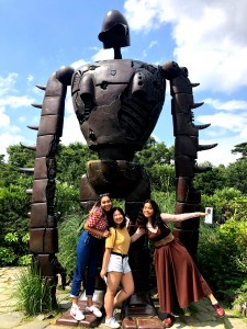 Lugares por descubir: Katherine Funes, Vi Kim Pham y Kayomi Kayoshi (izquierda a derecha) mientras cumplían su sueño de estudiar en el extranjero. Foto proporcionada por Kayomi Kayoshi