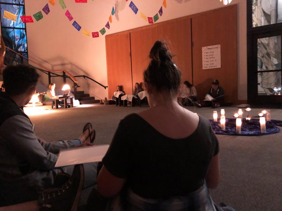 Buscando una conexión: Estudiantes en Cal Lutheran se reúnen en un ambiente de aceptación para hablar de la fe. 