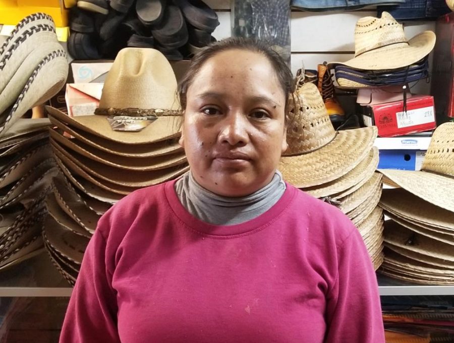 Trabajando para su familia: Alberta Meneses se esfuerza diariamente para atender a su familia y brindarles un mejor futuro, donde no tengan que sufrir lo que ella ha pasado.