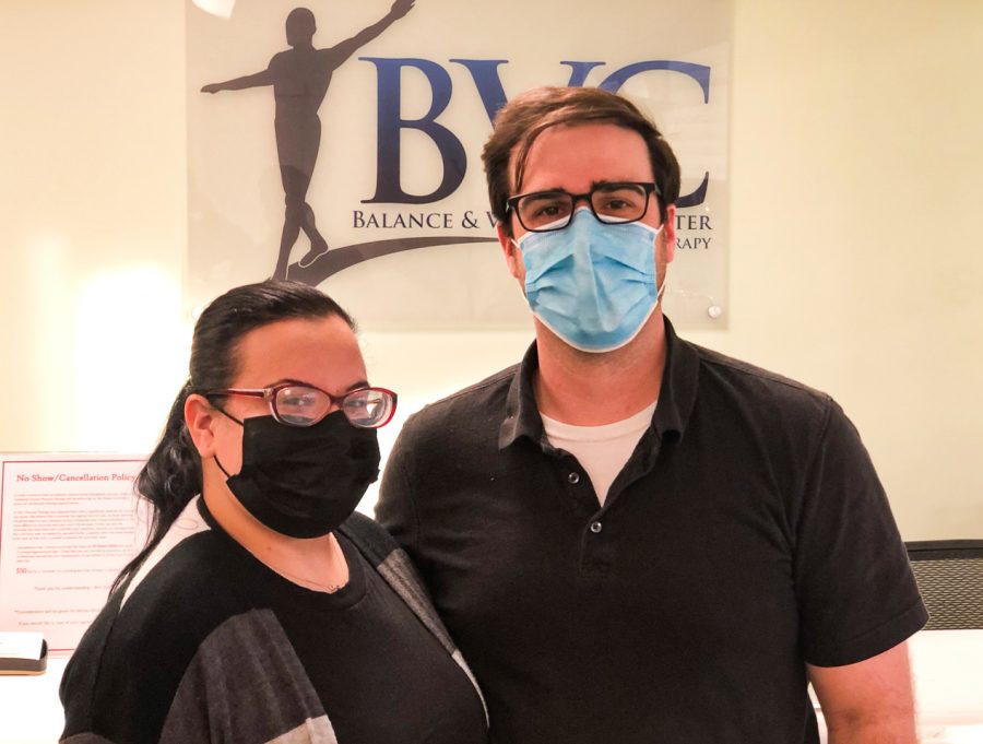Angela Tarakchyan (izquierda) y Adam Law (derecha) en la oficina de Encino de Balance & Vestibular Center: Physical Therapy (BVC). 
