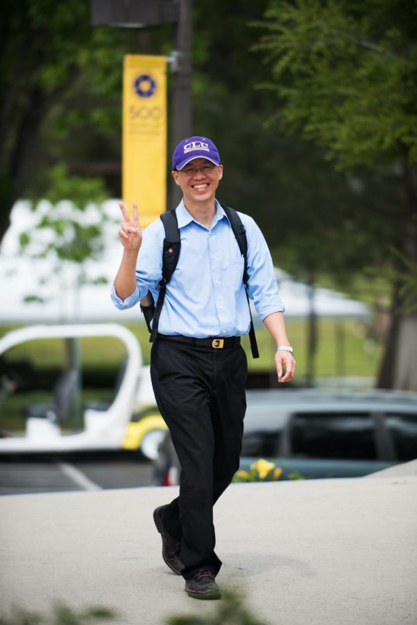 En esta foto el Dr. Scott Chiu camina por el campus de CLU. El Dr. Chiu enseña la clase de TESOL (Teaching English to Speakers of Other Languages) y tiene conocimiento extenso sobre los beneficios de hablar dos, o más, idiomas. 