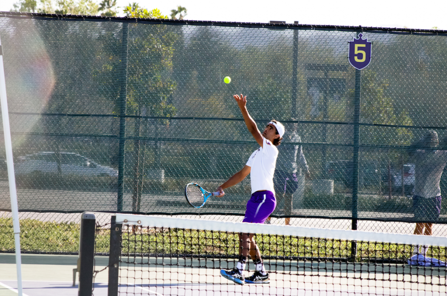 El tenista Charlie Spina fue reconocido como atleta del SCIAC de la semana. Aquí se ve sirviendo en un partido en Cal Lutheran.
