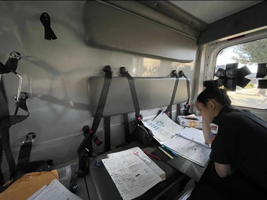La ambulancia sirvió como sala de estudio para Sara entre llamadas, especialmente durante COVID-19. (Contrubuido por Erik Huanosta)