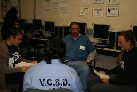 El programa de Inside Out muestra a los estudiantes de California Lutheran University trabajando con los estudiantes encarcelados en la cárcel de Ventura.