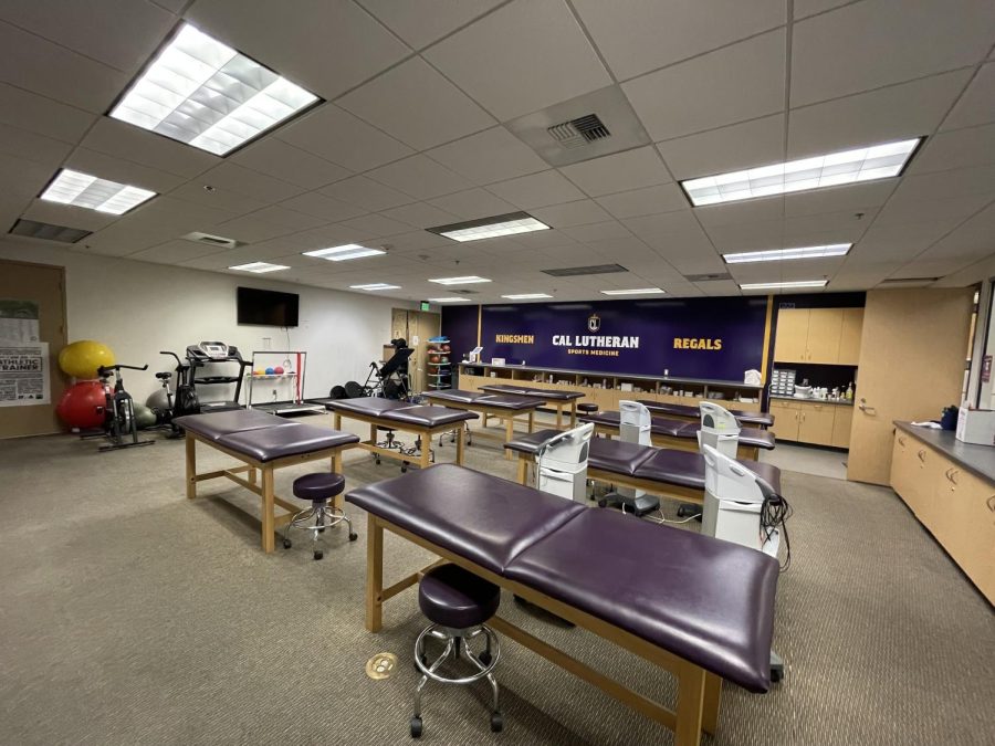 La sala de entrenamiento de Cal Lutheran, donde los atletas van a recibir tratamientos después de una lesión o entrenamiento.
