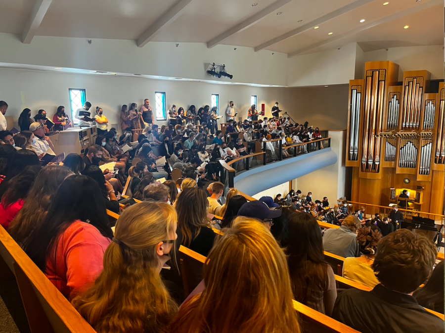 Attendees+at+The+Honors+Convocation+Ceremony+filled+the+Samuelson+Chapel.+Overflow+seating+was+available+in+Ullman+101+but+many+chose+to+stand+in+the+back.