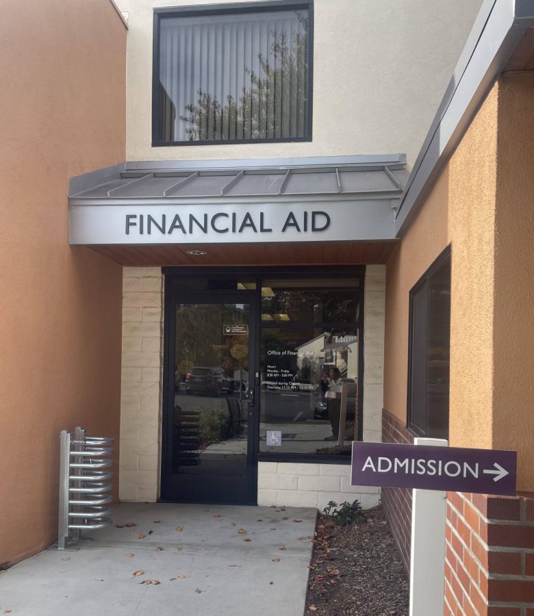La entrada de la Oficina de Asistencia Financiera de Cal Lutheran tiene un techo plateado que dice Financial Aid y paredes en tonos cafes y crema