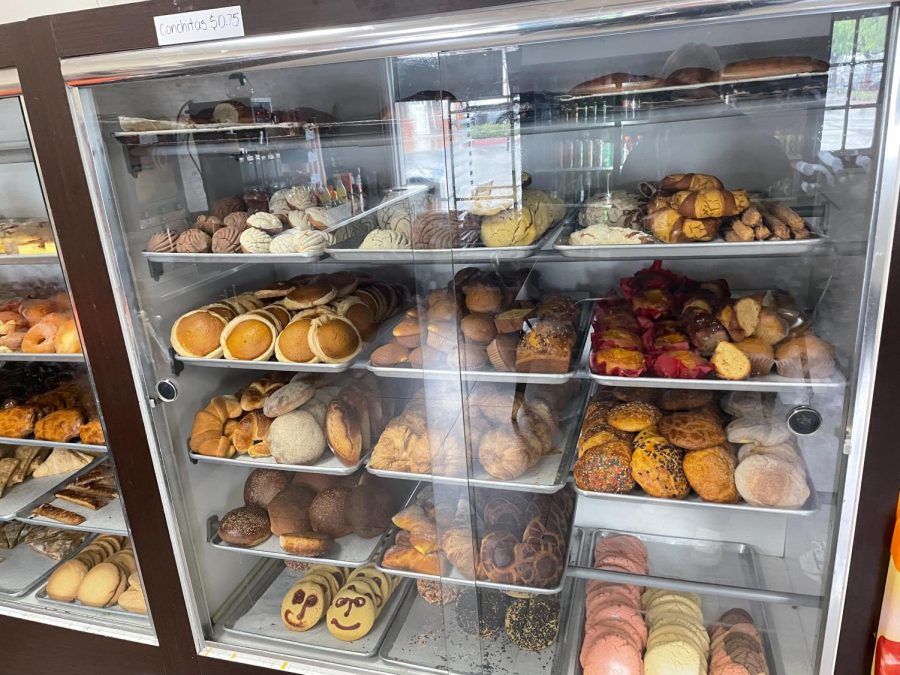 Dentro de un gabinete con puertas de vidrio están colocados los panes Mexicanos que venden en Sarai Bakery Panaderia and Taqueria. Los panes son conchas, cuernitos, gorditas, galletas, y otros panes dulces.