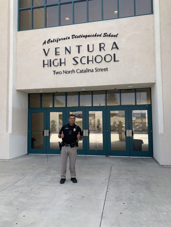 El Oficial Gomez esta parado en frente de Ventura High School.