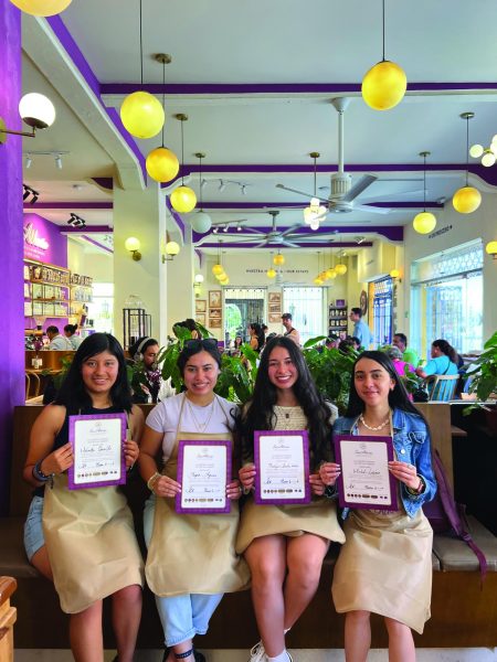 En la imagen: Melinda Carrillo, Ayxa Agraz, Evelyn Santa Rosa y Michel Lupian en el Café San Alberto recibiendo certificado de taller de cata de café