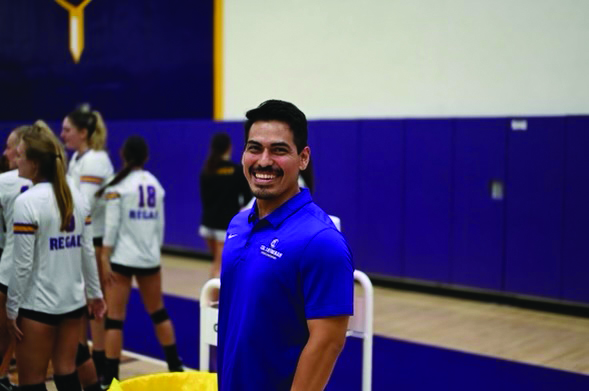 Carlos Gonzales: Entrenador atlético durante un partido de voleibol femenino. 