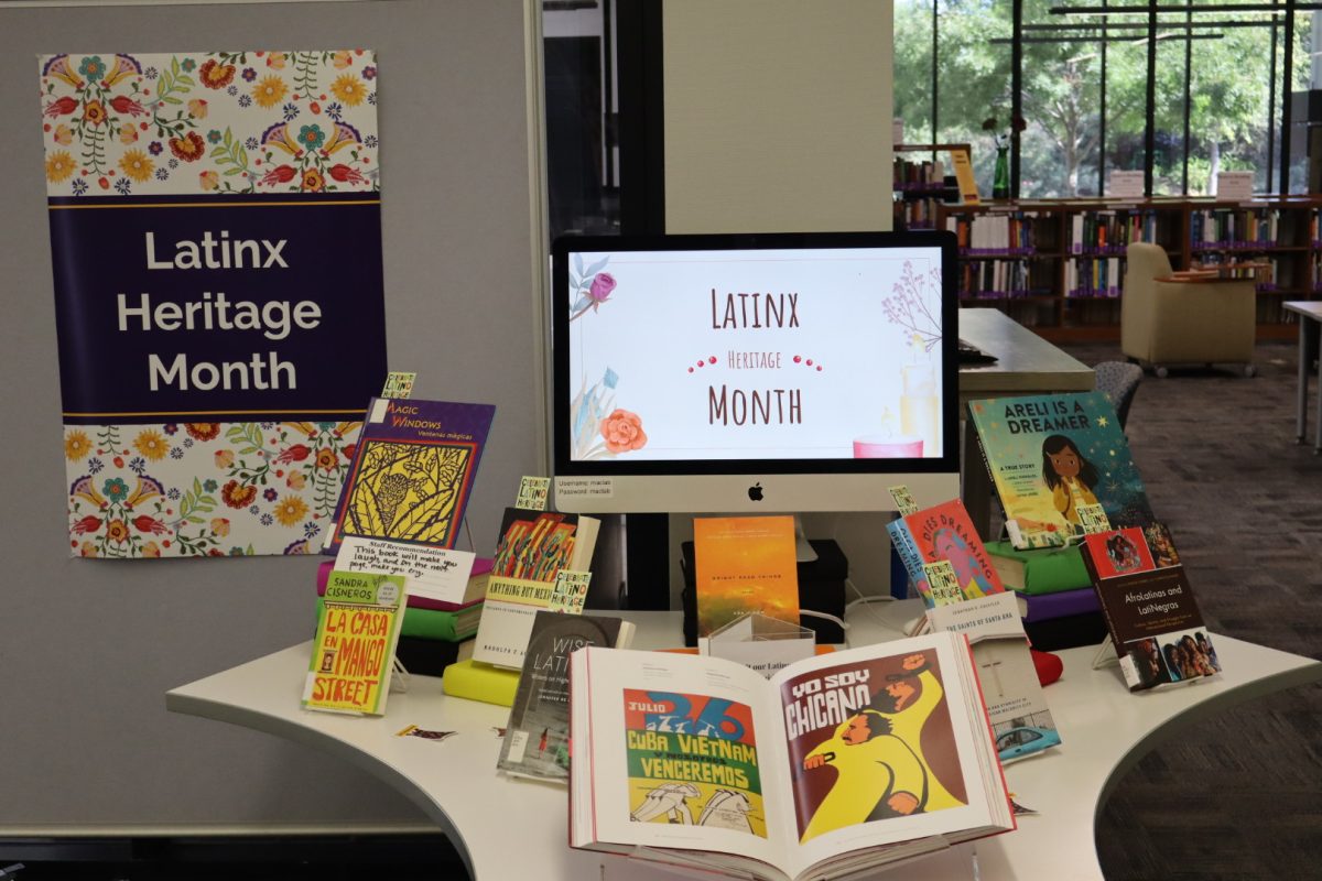 La exhibición estará disponible en la biblioteca Pearson hasta la terminación de la celebración del Día de los Muertos. 
