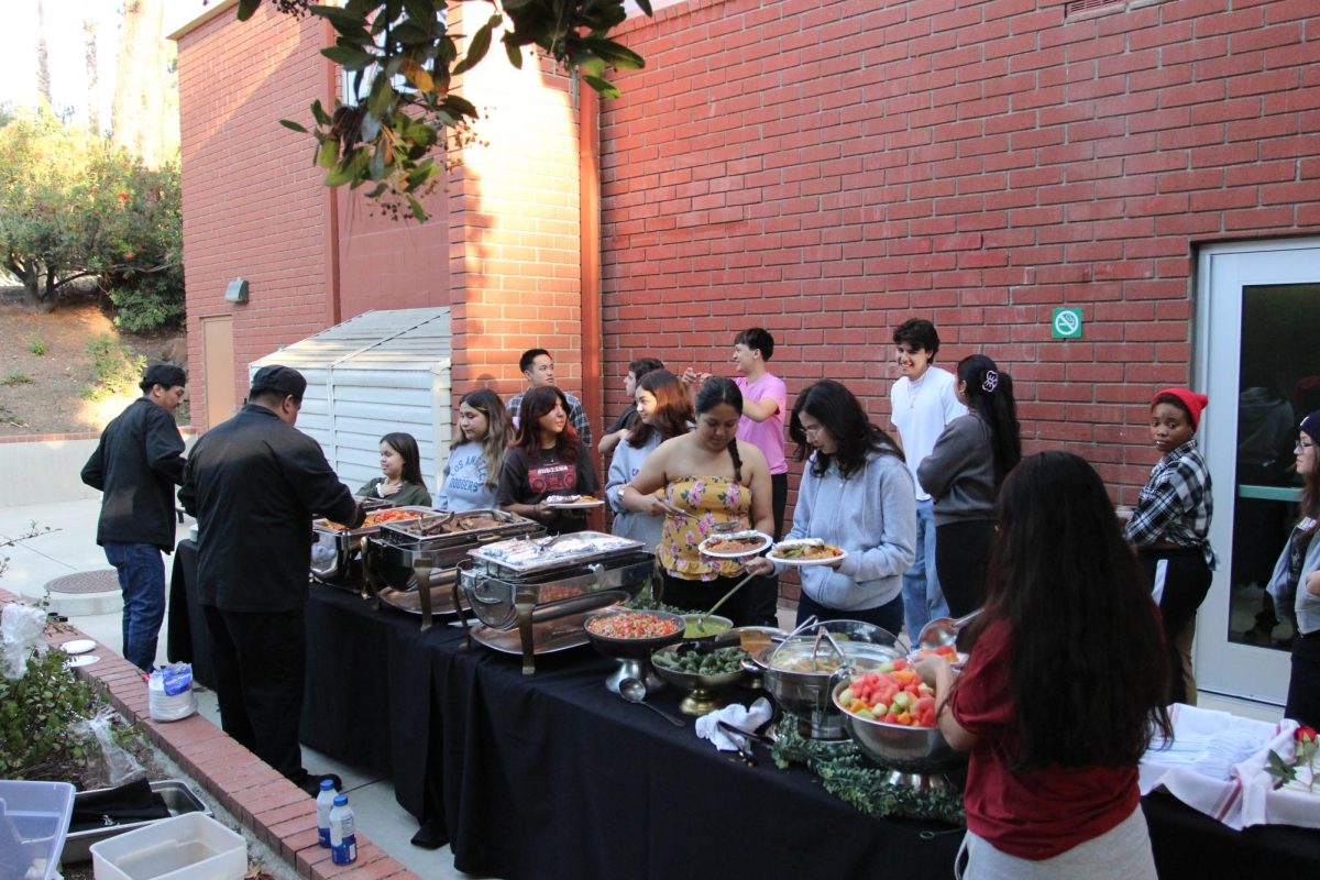 Los estudiantes de la Universidad Luterana de California reunidos en el Centro de Unión Estudiantil para disfrutar la carne asada, organizada por el Centro para la Inclusión y el Compromiso Cultural.