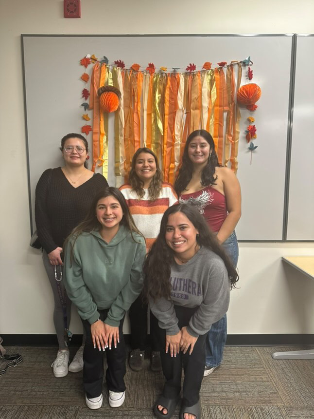 En la imagen : Sofía Fernanda, Abigail Marin Iniestra, Mirna Clemons, Layla Aguilar Prieto y Ayxa Agraz,  en la celebración para los alumnos viajeros del 2024