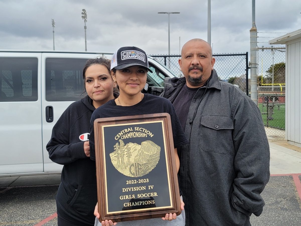 Yvette Rodríguez y su familia celebrando el logro del equipo de fútbol soccer feminino de la Universidad Luterana de California de haber ganado la Federación Interescolar de California-Sección Sur.
