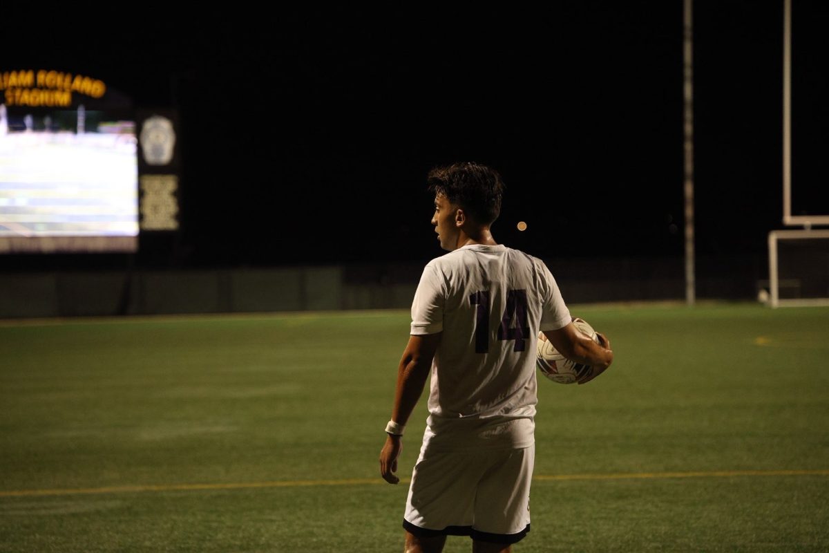 Delantero Alex Loza en la cancha.