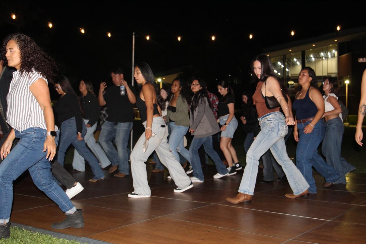 Estudiantes bailando una danza de línea a la canción el Payaso de rodeo.