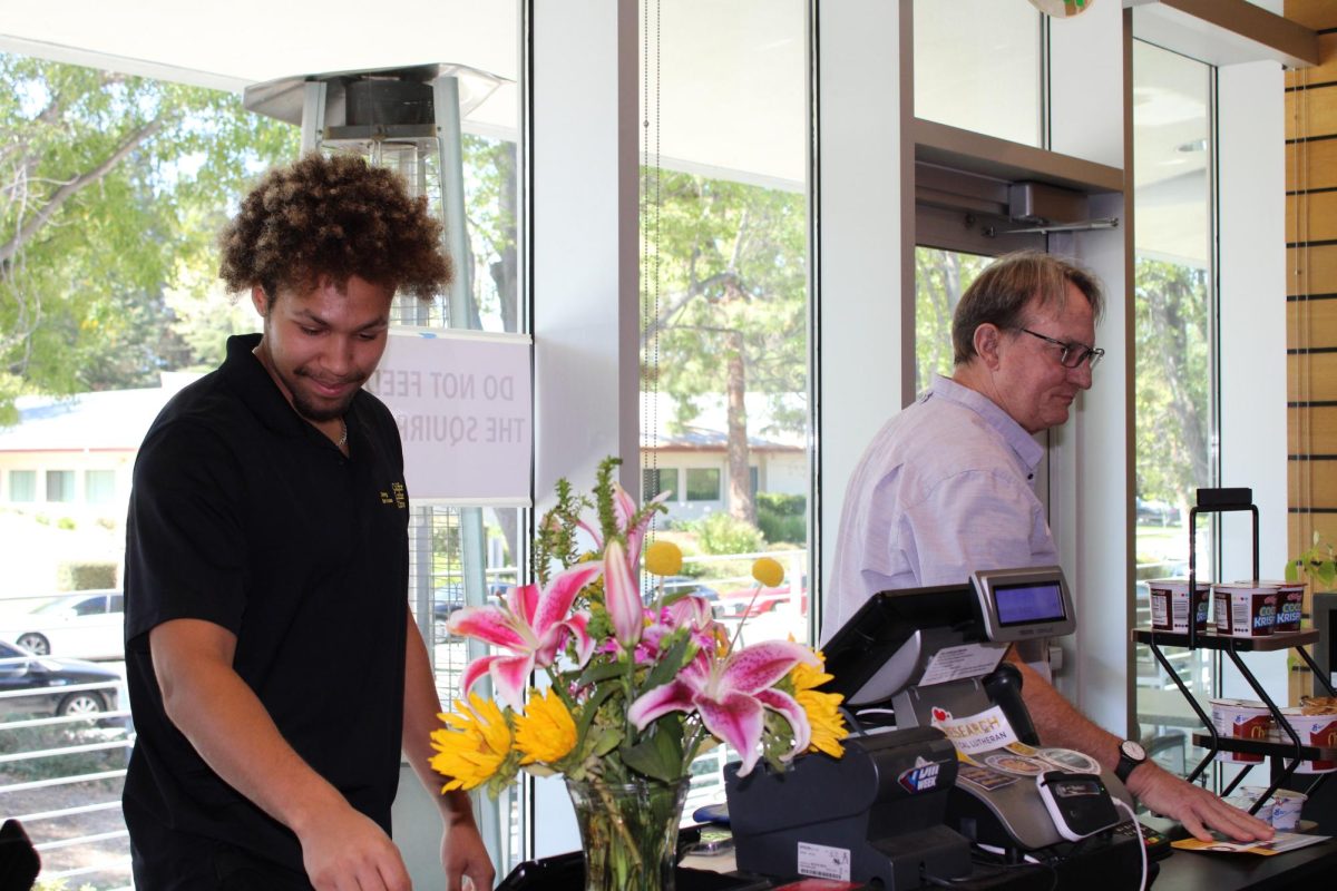 Chris Cain trabajando con Jeff Kohagen en el Mercado Ullman.