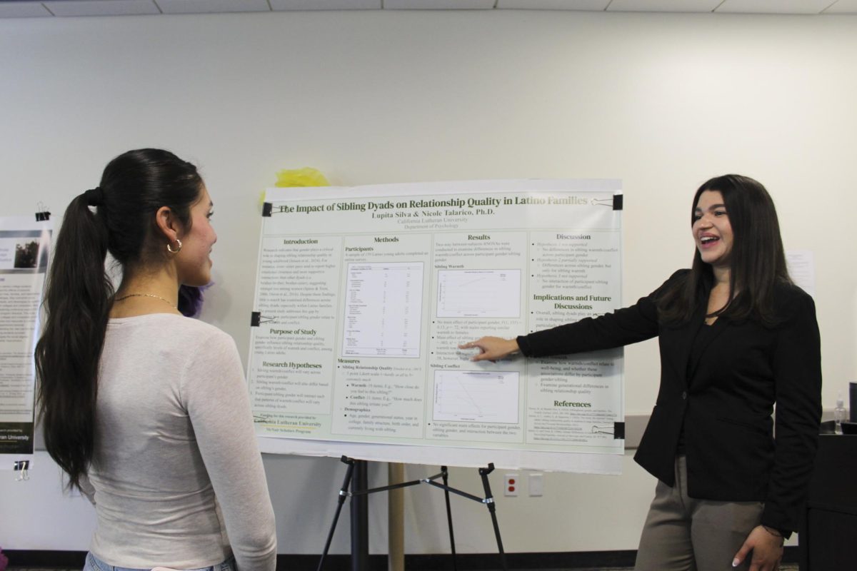 Lupita Silva presenta su investigación durante la exposición de investigaciones.