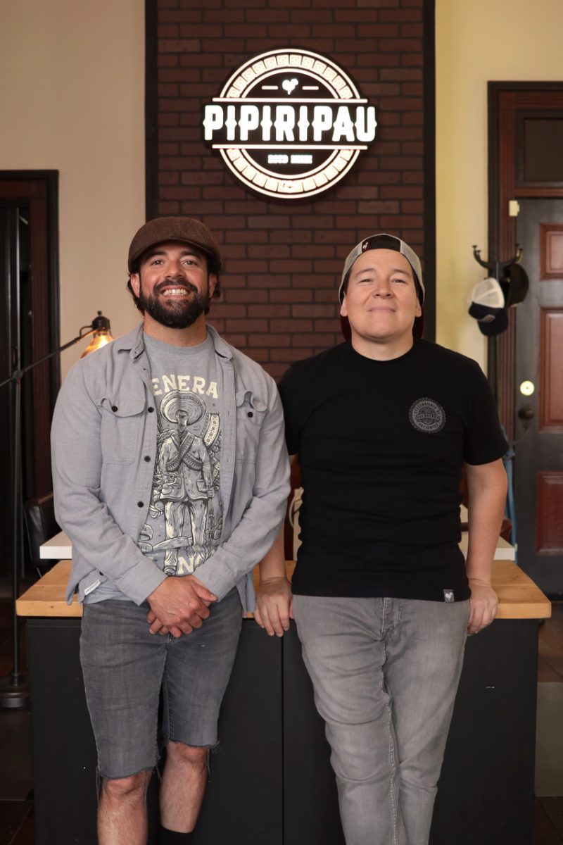 Heriberto Rubalcava y Rolando Rubalcava en su tienda Pipiripau.